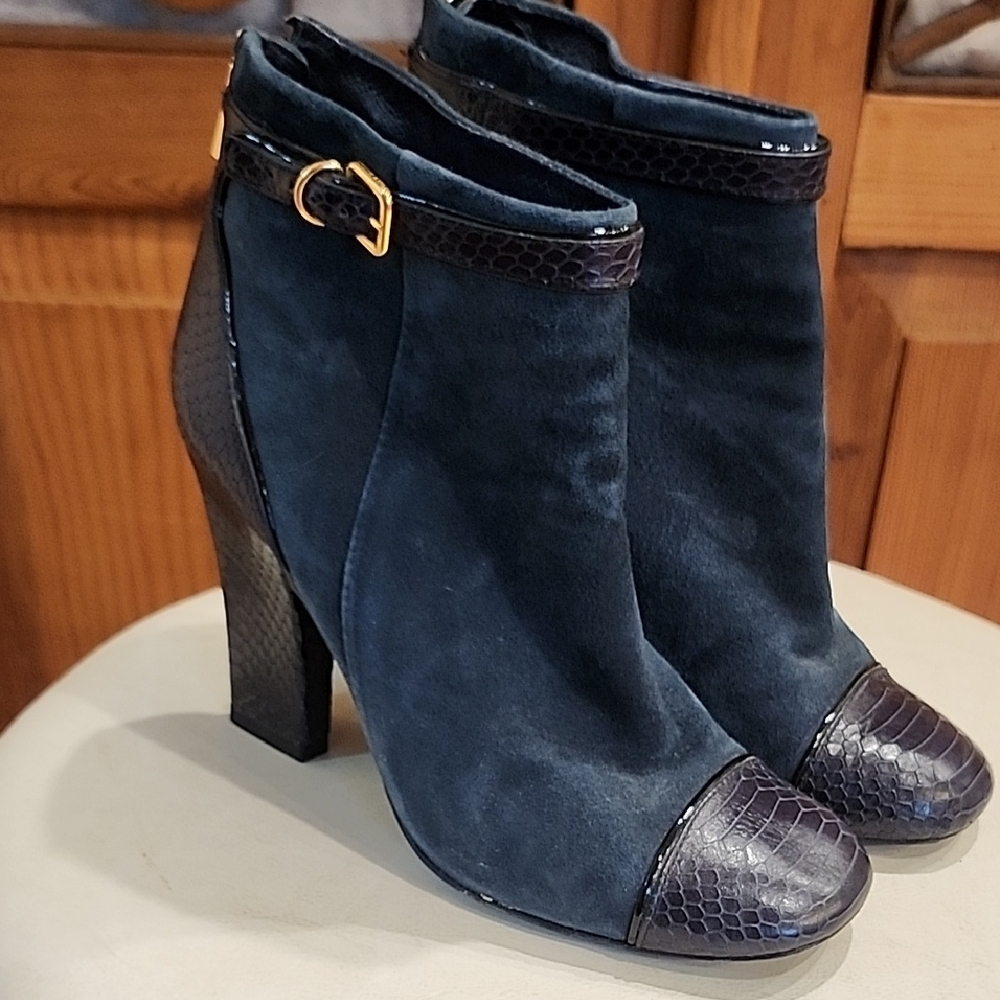 Tory Burch Gracie Suede Navy Ankle Boots w Embossed Alligator Leather, size 8M